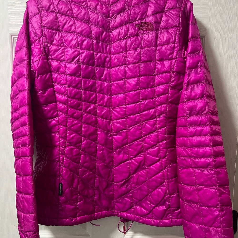 The North Face Women's Fuchsia Puffer Jacket size SP - Picture 2 of 4